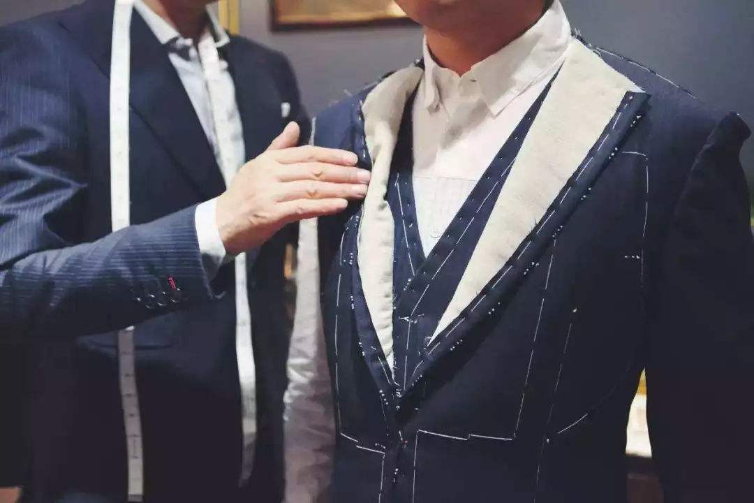 汕頭時尚的職業(yè)襯衫是如何不僅搭配的好還能搭配的妙